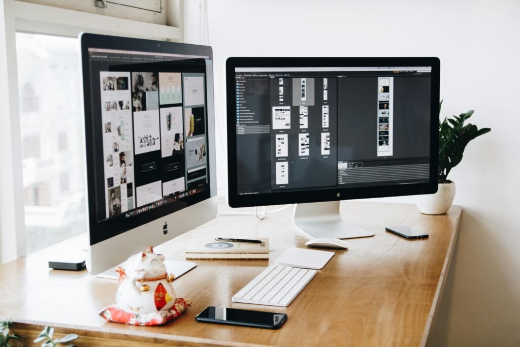 Bureau de web designer à Vence travaillant sur un site internet multipages