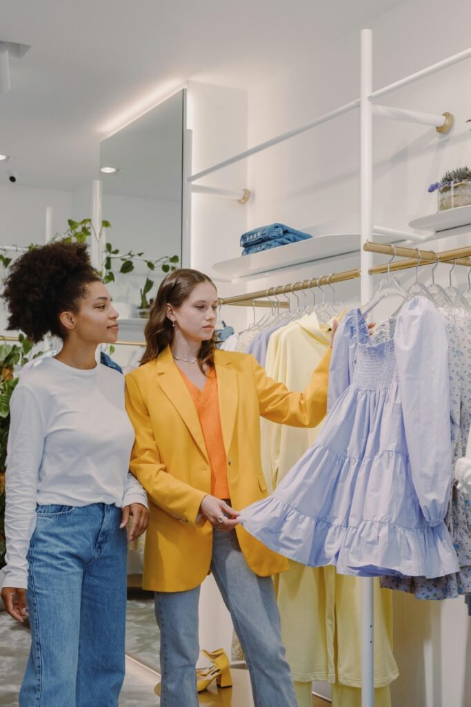 Vendeuse en boutique pour magasin utilisant Shopify